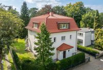 Z5 in altrot auf saniertem Knickwalmdach mit F6v und Knickziegeln; hier in der gesamten Ansicht samt Garten