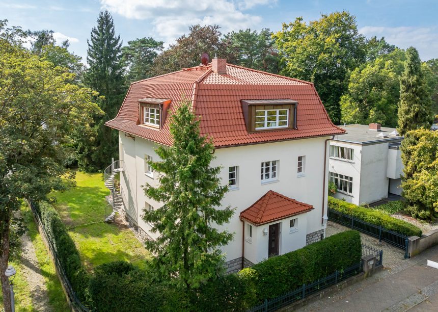 Z5 in altrot auf saniertem Knickwalmdach mit F6v und Knickziegeln; hier in der gesamten Ansicht samt Garten