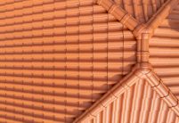 Z5 in altrot auf saniertem Knickwalmdach mit F6v und Knickziegel mit 3-achsiger Walmkappe aus der Vogelperspektive