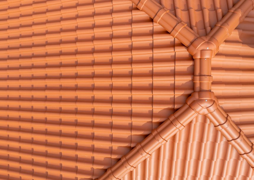 Z5 in altrot auf saniertem Knickwalmdach mit F6v und Knickziegel mit 3-achsiger Walmkappe aus der Vogelperspektive