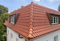 Z5 in altrot auf saniertem Knickwalmdach mit F6v und Knickziegel mit Grat im Detail