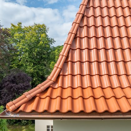 Z5 in altrot auf saniertem Knickwalmdach mit F6v und Knickziegel mit Gratanfänger und Firstziegel F6v