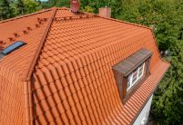 Z5 in altrot auf saniertem Knickwalmdach mit F6v und Knickziegel