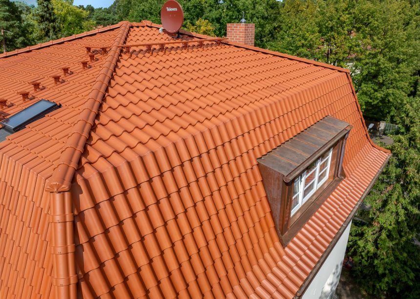 Z5 in altrot auf saniertem Knickwalmdach mit F6v und Knickziegel