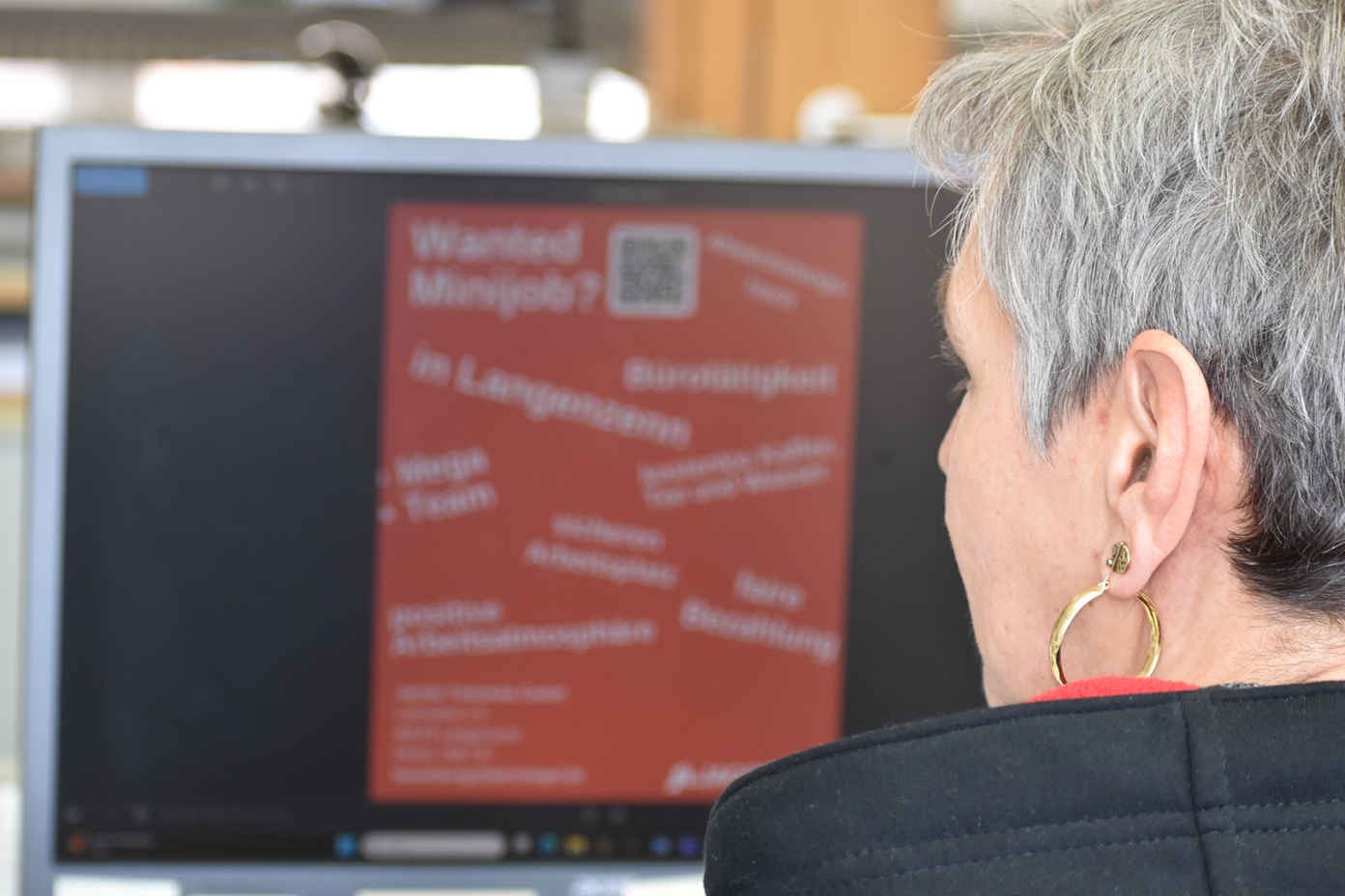 Assistentin im Lieferscheinbüro zum Versand unserer Dachziegel