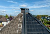 Steildach von Doppelhaus mit Solarziegel von Jacobi im Vergleich zur nicht sanierten Haushälfte