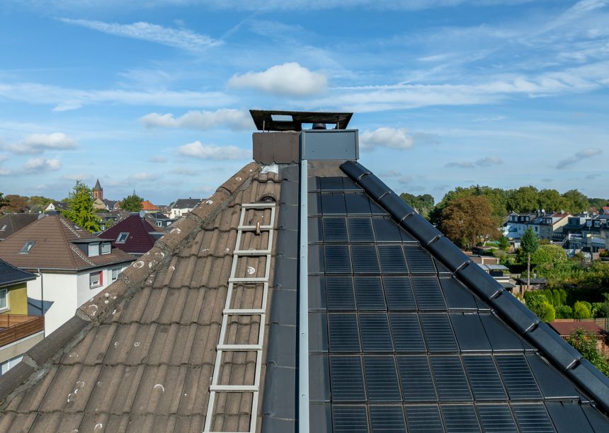 Steildach von Doppelhaus mit Solarziegel von Jacobi im Vergleich zur nicht sanierten Haushälfte