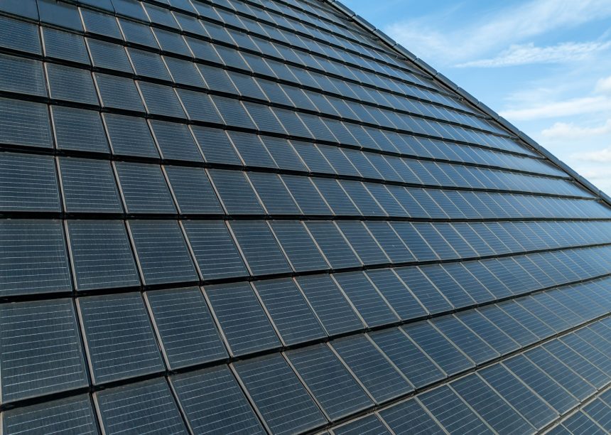 Steildach von Doppelhaus mit Solarziegel von Jacobi