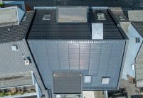 Stadthaus mit Dachziegel J160 in edelschwarz kombiniert mit J160-PV per Drohne fotografiert