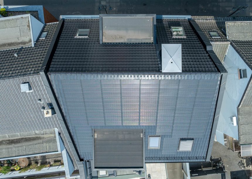 Stadthaus mit Dachziegel J160 in edelschwarz kombiniert mit J160-PV per Drohne fotografiert