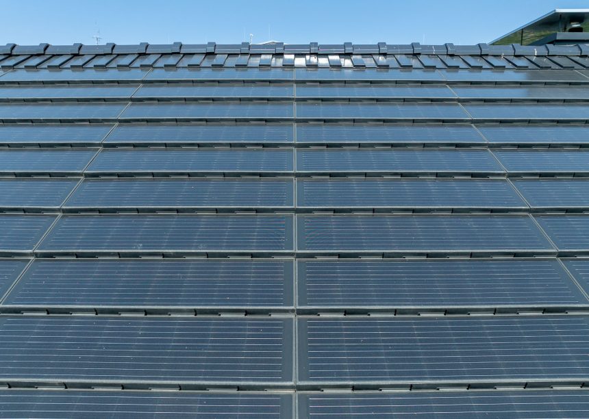 Stadthaus mit Dachziegel J160 in edelschwarz kombiniert mit J160-PV mit Details von der PV-Anlage