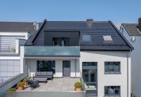 Stadthaus mit Dachziegel J160 in edelschwarz kombiniert mit J160-PV mit Terrasseneinblick