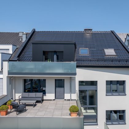 Stadthaus mit Dachziegel J160 in edelschwarz kombiniert mit J160-PV mit Terrasseneinblick