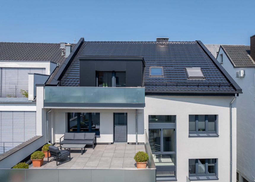 Stadthaus mit Dachziegel J160 in edelschwarz kombiniert mit J160-PV mit Terrasseneinblick