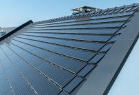 J160 in edelschwarz kombiniert mit J160-PV schräge Dachfläche