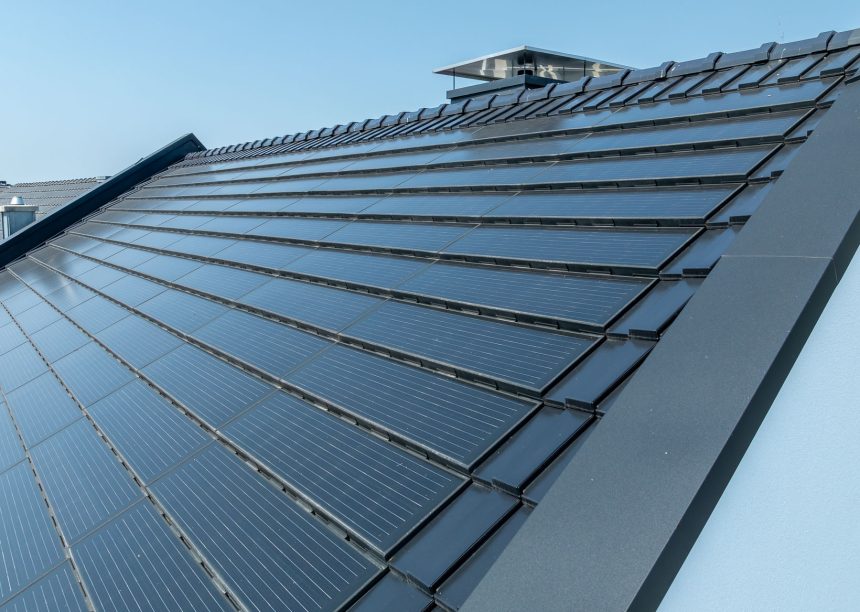 J160 in edelschwarz kombiniert mit J160-PV schräge Dachfläche