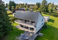 Einfamilienhaus mit Flachziegel Stylist in edelspacegrau mit L-Balkon