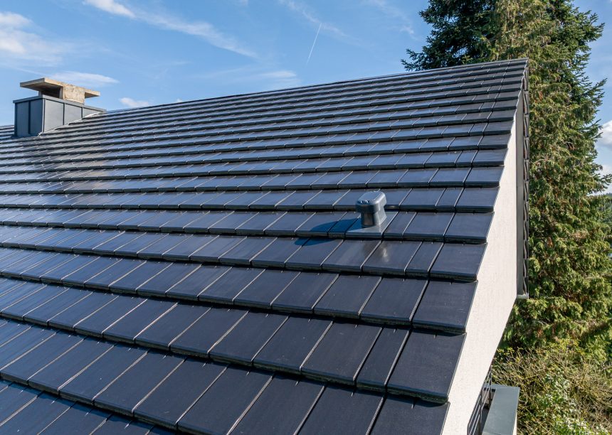 Einfamilienhaus mit Flachziegel Stylist in edelspacegrau mit Zubehör Sanitärlüfter und Ortgang