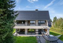 Einfamilienhaus mit Flachziegel Stylist in edelspacegrau mit Garteneinblick