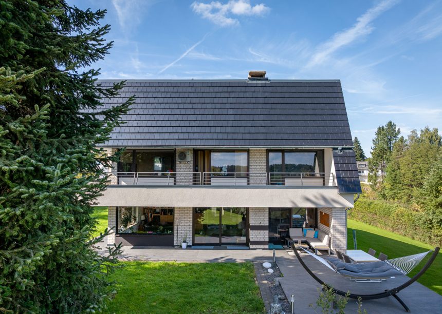 Einfamilienhaus mit Flachziegel Stylist in edelspacegrau mit Garteneinblick