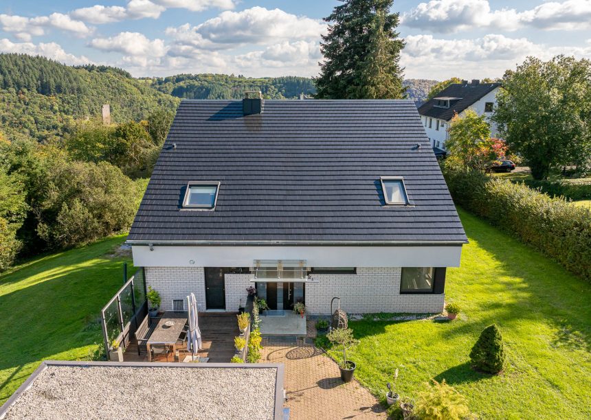 Einfamilienhaus mit Flachziegel Stylist in edelspacegrau