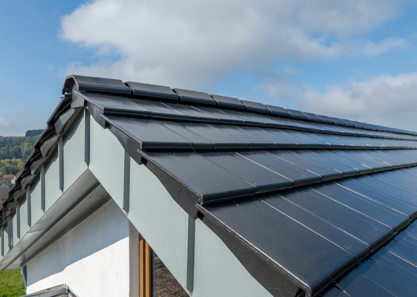 Bungalow mit Dachziegel Stylist in edelspacegrau , mit First und Ortgangdetails