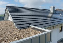 Bungalow mit Dachziegel Stylist in edelspacegrau , hier mit Garagendach