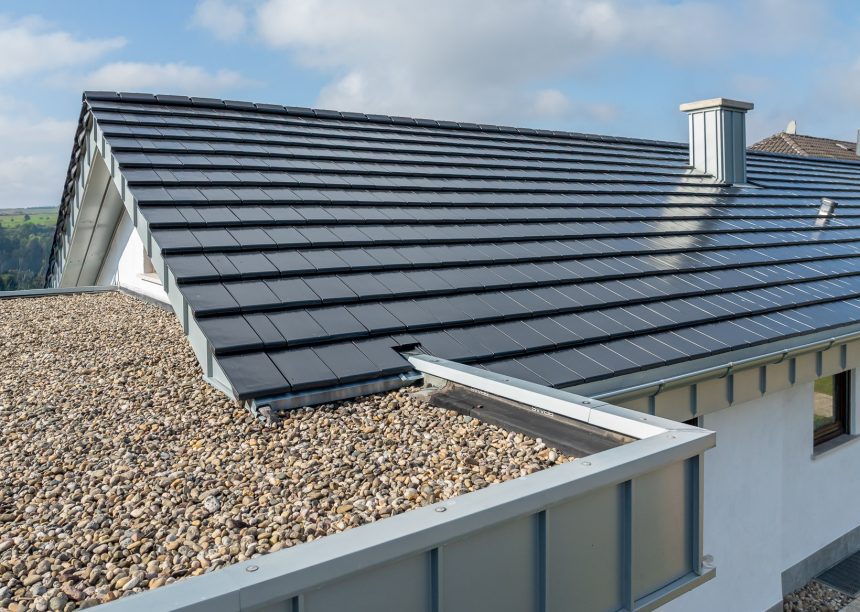 Bungalow mit Dachziegel Stylist in edelspacegrau , hier mit Garagendach