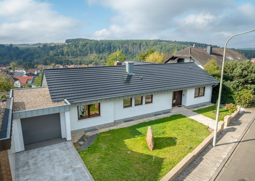 Bungalow mit Dachziegel Stylist in edelspacegrau