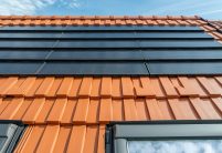 Dachfläche im Süden: Dachziegel J160 in altrot mit J160-PV Indach-Modul-Anlage