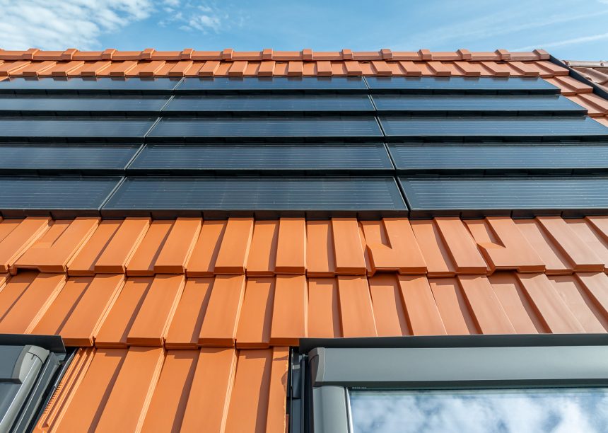 Dachfläche im Süden: Dachziegel J160 in altrot mit J160-PV Indach-Modul-Anlage