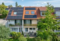 In der Gesamtansicht von Süden: Dachziegel J160 in altrot mit J160-PV Indach-Modul-Anlage