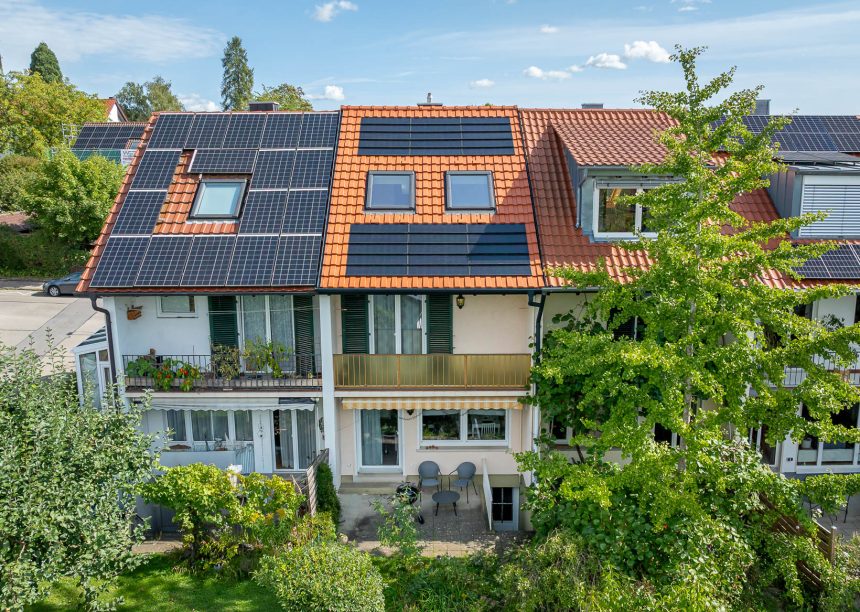 In der Gesamtansicht von Süden: Dachziegel J160 in altrot mit J160-PV Indach-Modul-Anlage