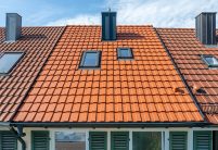 Dachziegel J160 in altrot mit Sanitärlüfter auf Reihenmittelhaus, hier die Nordseite