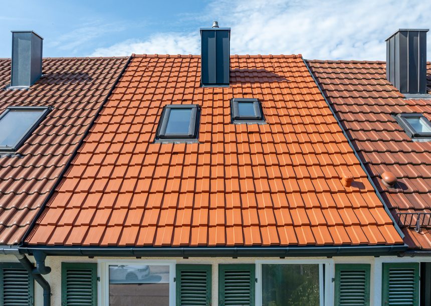 Dachziegel J160 in altrot mit Sanitärlüfter auf Reihenmittelhaus, hier die Nordseite