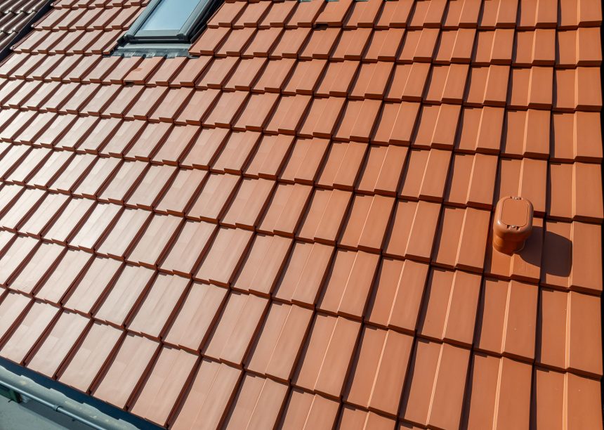 Dachziegel J160 in altrot mit Sanitärlüfter auf Reihenmittelhaus