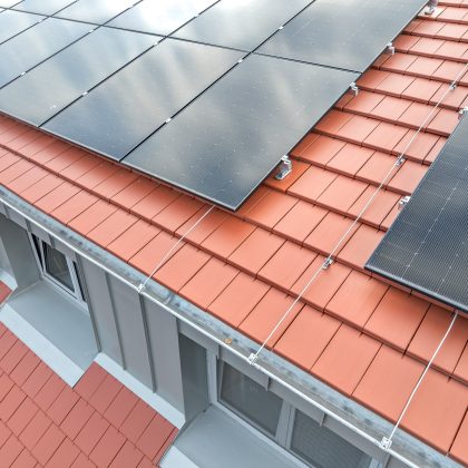 Details vom Solarträger von Jacobi auf Stylist Dach in rotbraun, Flachziegel von Jacobi