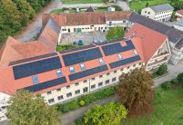 Vogelperspektive von Stylist Dach, der Flachziegel von Jacobi, in rotbraun, mit viel Original nichtkeramisches Zubehör