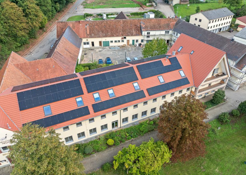 Vogelperspektive von Stylist Dach, der Flachziegel von Jacobi, in rotbraun, mit viel Original nichtkeramisches Zubehör