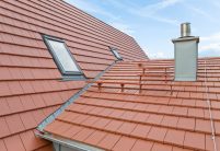 Details vom Langrost und Endloslaufrost auf Stylist Dach, der Flachziegel von Jacobi, in rotbraun