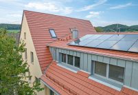 Solarträger. Langrost, Endloslaufrost. Schneefanggitter auf Stylist Dach, der Flachziegel von Jacobi, in rotbraun