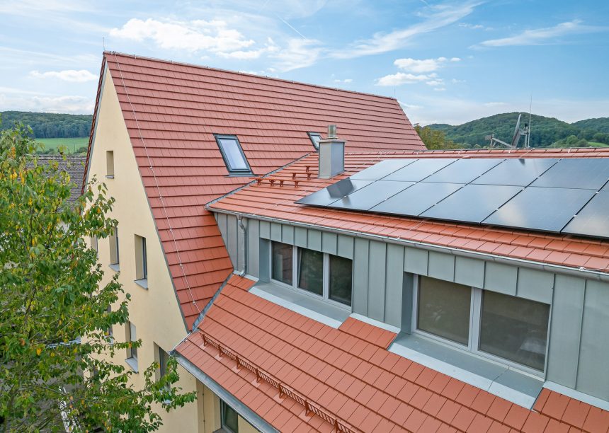Solarträger. Langrost, Endloslaufrost. Schneefanggitter auf Stylist Dach, der Flachziegel von Jacobi, in rotbraun