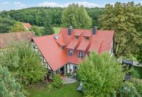 Aus der Vogelperspektive Fachwerkhaus mit Biberdach im Segmentschnitt in der Oberfläche edelrosso