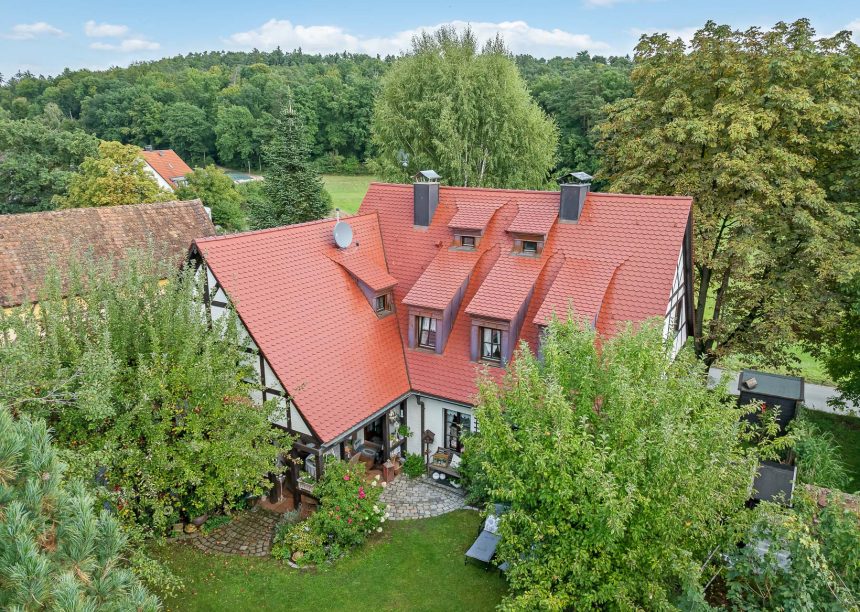 Aus der Vogelperspektive Fachwerkhaus mit Biberdach im Segmentschnitt in der Oberfläche edelrosso