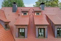 Fachwerkhaus mit Biberdach im Segmentschnitt in der Oberfläche edelrosso mit der Detailansicht von 6 Schleppdachgauben