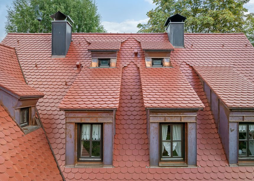 Fachwerkhaus mit Biberdach im Segmentschnitt in der Oberfläche edelrosso mit der Detailansicht von 6 Schleppdachgauben