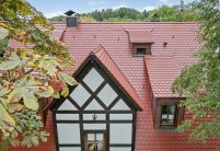 Fachwerkhaus mit Biberdach im Segmentschnitt in der Oberfläche edelrosso