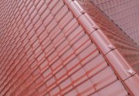 W6v in edelrosso auf L-förmigen Satteldach, der beliebte Dachziegel für Süddeutschland und Österreich - im Fokus der Firstziegel