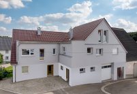 W6v in edelrosso auf L-förmigen Satteldach, der beliebte Dachziegel für Süddeutschland und Österreich