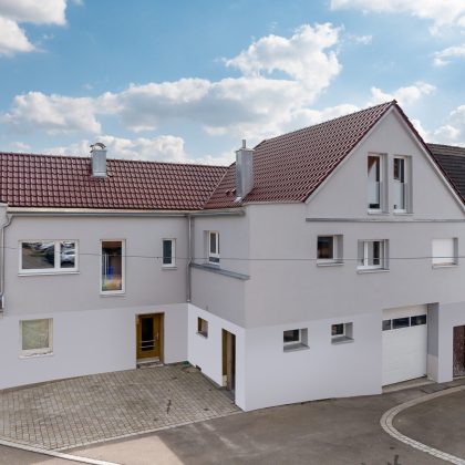 W6v in edelrosso auf L-förmigen Satteldach, der beliebte Dachziegel für Süddeutschland und Österreich